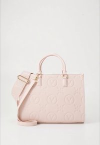 Jasnoróżowa teksturowana torebka z podwójnymi uchwytami i regulowanym paskiem na ramię, ozdobiona tłoczonymi okrągłymi logo i kwiatowymi wzorami.