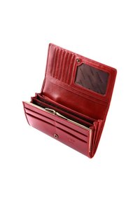 Portafoglio in pelle rossa con più slot per carte, una finestra per ID trasparente e chiusura con fibbia metallica. Texture liscia, design elegante e dettagli cuciti.