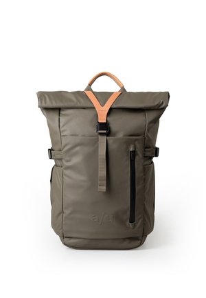 Zaino con chiusura a rotolo verde oliva con maniglia in pelle color cuoio, cinturino frontale con fibbia, tasca verticale con zip e logo a/u impresso.