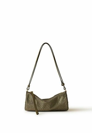 Piccola borsa a tracolla verde oliva con trama, con tracolla lunga e cursore della zip, su sfondo bianco.