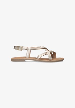 Metalen gouden sandalen met bandjes, open teenontwerp, verstelbare enkelband en platte zool. Bevat gekruiste bandjes voor extra detail.