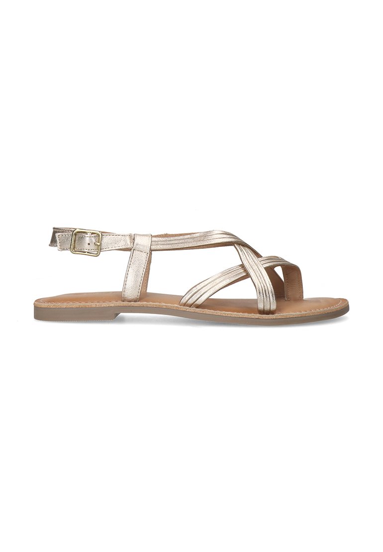 Metalen gouden sandalen met bandjes, open teenontwerp, verstelbare enkelband en platte zool. Bevat gekruiste bandjes voor extra detail.