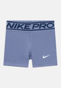Nike Pro atletické šortky vo svetlo modrom materiáli, so silným námorníckym elastickým pásom s nápisom "NIKE PRO" a malým bielym logom na prednej strane.