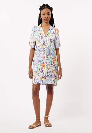 Robe courte à manches courtes en tissu léger, ornée d'un motif illustré multicolore sur fond blanc. Boutonnage sur le devant.