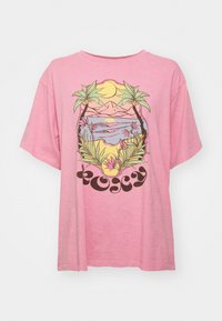 Rožinė medvilninė oversized T-shirt su spalvinga paplūdimio scena, kurioje matomi palmiai, kalnai ir saulės grafika, kartu su stilizuotu tekstu.