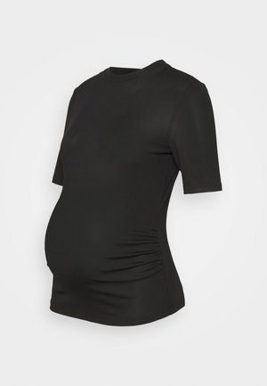 Czarna koszulka ciążowa z krótkimi rękawami, o prążkowanej fakturze i marszczonym detalu po bokach, zaprojektowana z myślą o rosnącym brzuszku.