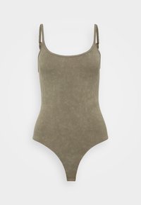 Bodysuit côtelés vert olive avec de fines bretelles ; présente un décolleté en forme de scoop et des jambes à taille haute pour une silhouette ajustée.