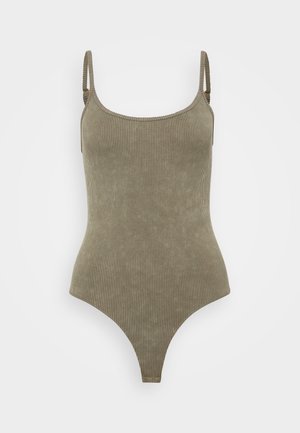 Oliven grønn ribbet bodysuit med tynne stropper; har scoop halslinje og høyt utskårne ben for en tettsittende silhuett.