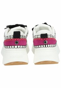 Sneaker bianche con una tomaia in tessuto testurizzato bianco e nero, accenti in brillante rosa e arancione, e una suola spessa bianca. Marchio sul tallone.