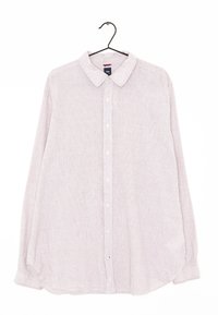 Camisa de botones de manga larga color rosa claro con cuello puntiagudo, presenta botones blancos y un patrón texturizado a cuadros. Cuela de un gancho negro.