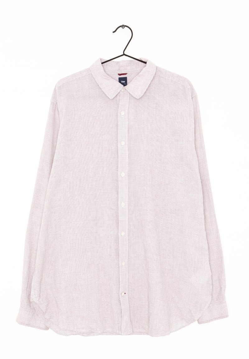 Camisa de botones de manga larga color rosa claro con cuello puntiagudo, presenta botones blancos y un patrón texturizado a cuadros. Cuela de un gancho negro.