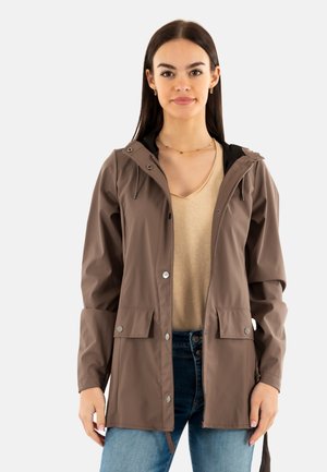 Chaqueta impermeable marrón con capucha, que cuenta con un cierre de botones a presión, dos bolsillos frontales y cordones ajustables en el escote.