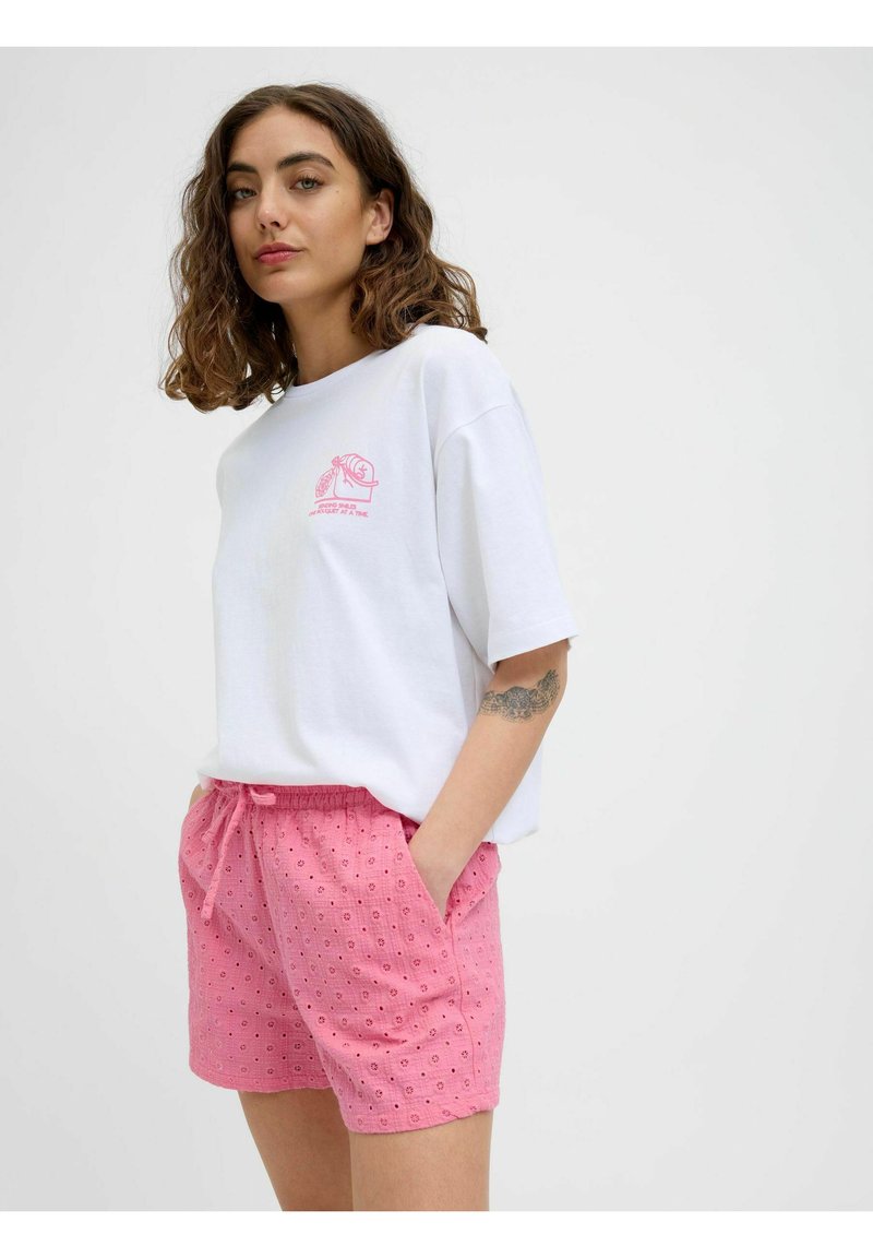 Balti per didelį t-shirt su rožine grafinė dizainu, derinama su rožiniais akiaiškeliais šortais su elastine juosta ir šoninėmis kišenėmis.