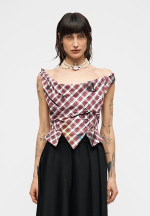 Pladetop med off-shoulder design, asymmetrisk kant og struktureret pasform, kombineret med en perlehalskæde og sort nederdel.