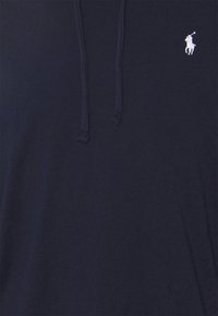 Námořnický modrý mikina s kapucí vyrobená z měkké bavlny, se klokaní kapsou, šňůrkami a malým bílým logem.