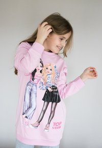 Rosa Sweatshirt mit zwei Cartoonfiguren: eine in Jeans und die andere in einem gemusterten Oberteil und Rock, mit dem Text "TOP Model" am unteren Rand.