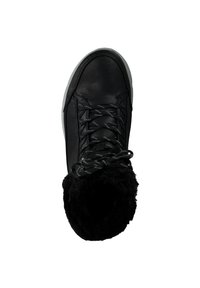 Sneaker in pelle nera con un colletto in pelliccia nera morbida, dotato di lacci neri e suola in gomma grigia. Superficie texturizzata e cuciture visibili.