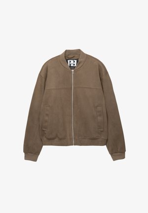 Giacca bomber in suede marrone con chiusura a zip, orlo e polsini a coste, dotata di due tasche laterali e un sottile design cucito sul petto.
