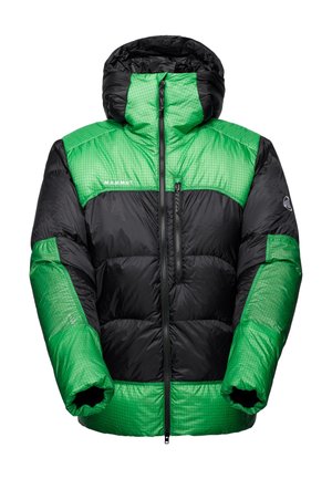 Giacca isolante verde e nera con cappuccio, zip frontale, tasca sul petto e logo Mammut sul petto e sulla manica.