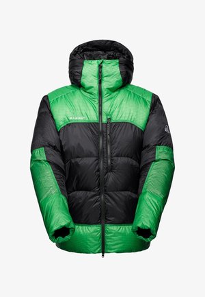 Giacca isolante verde e nera con cappuccio, zip frontale, tasca sul petto e logo Mammut sul petto e sulla manica.