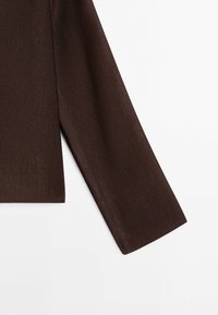 Manche longue marron en tissu texturé, présentée sur un fond blanc.