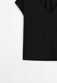 T-shirt noir à manches courtes et col en V avec un ourlet droit, présenté sur fond blanc.