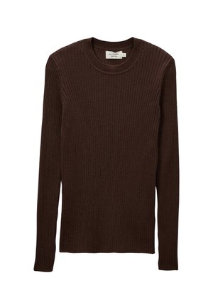 Pull en maille côtelée marron à manches longues avec un col rond. La texture est douce et tricotée, avec une coupe ajustée et sans embellissements supplémentaires.