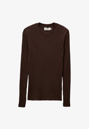 Pull en maille côtelée marron à manches longues avec un col rond. La texture est douce et tricotée, avec une coupe ajustée et sans embellissements supplémentaires.