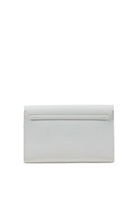Portafoglio bianco in finta pelle con forma rettangolare, pattina a ribalta, cuciture sottili e una texture liscia. Nessun hardware o accenti visibili.
