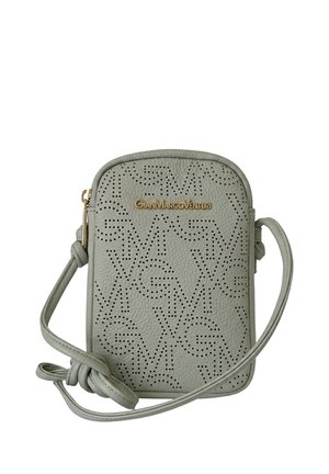 Kleine graue Leder-Crossbody-Tasche mit perforiertem Logo-Muster und goldenem GianMarcoVenturi Markenplättchen auf der Vorderseite.
