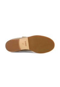 Suela de zapato de ante marrón con una parte inferior de goma color beige claro. Presenta una marca en relieve y talla 37. Lisa con un ligero curveo en los bordes.