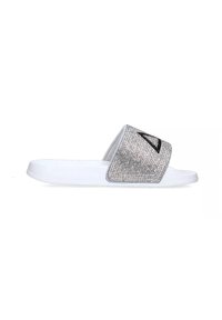 Sandalo a fascia aperto con suola in gomma bianca, caratterizzato da una fascia in strass argentati brillanti e da un accento triangolare nero.
