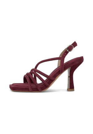 Sandalia de tacón alto de ante burdeos con punta abierta, múltiples tiras delgadas y una hebilla ajustable en el tobillo.