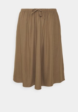 Bruine knielange rok met geplooide elastische tailleband en een gestrikte strik aan de voorkant in het midden op een effen achtergrond.