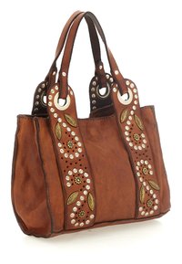 Borsa a mano in pelle marrone con borchie metalliche decorative e motivi a foglia. Dotata di due manici robusti e una forma strutturata.