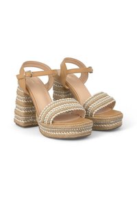 Sandali platform beige con tacco in juta intrecciata, ampie fascette in tessuto decorate con perline bianche e cinturino alla caviglia regolabile.