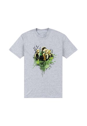 Szara koszulka z grafiką przedstawiającą cztery postacie z średniowiecznej fantazji w pelerynach, otoczone zielono-czarnymi abstrakcyjnymi motywami roślinnymi.
