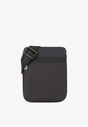Sac bandoulière rectangulaire noir avec sangle réglable, poche zippée et nom de marque subtil "Valentino" sur le devant.