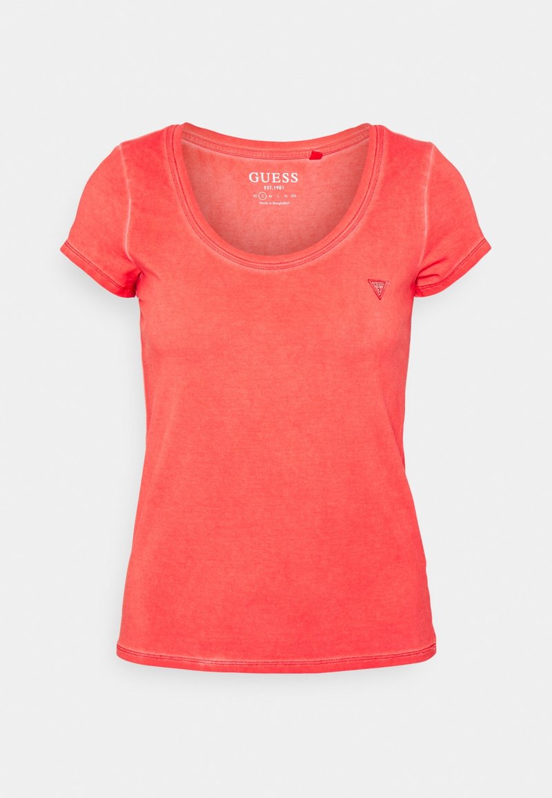 T-shirt en coton rose corail à manches courtes, décolleté arrondi et petit logo triangulaire sur la poitrine gauche. Texture douce, coupe décontractée.