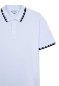Maglietta polo bianca con colletto a righe bianche e nere. Presenta una chiusura con due bottoni e maniche corte. Il tessuto sembra liscio e leggero.