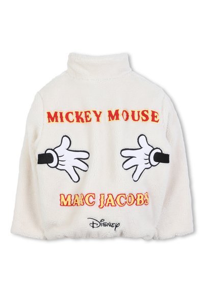 Veste en polaire blanche avec les broderies rouges "MICKEY MOUSE" et "MARC JACOBS", ornée d'un motif de mains de dessin animé au dos.