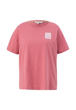 Różowy t-shirt z krótkim rękawem, okrągłym dekoltem i małym białym kwadratowym logo z motywem kwiatowym na górnej lewej części klatki piersiowej.