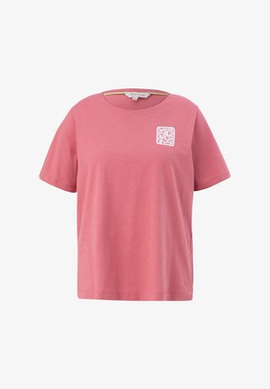 Różowy t-shirt z krótkim rękawem, okrągłym dekoltem i małym białym kwadratowym logo z motywem kwiatowym na górnej lewej części klatki piersiowej.