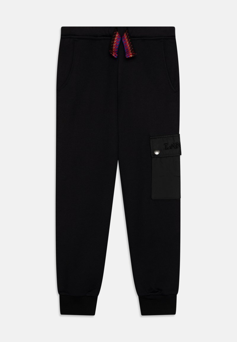 Pantalon de survêtement noir avec un cordon de serrage à la taille, poches latérales et poches cargo avec un bouton-pression. Fabriqué en tissu doux avec des poignets élastiques.
