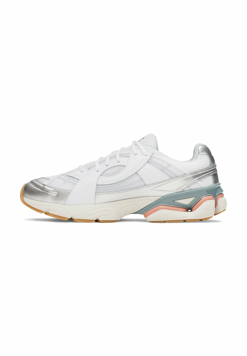 Chaussure de sport blanche avec des accents métalliques argentés, des panneaux en maille et des superpositions texturées. Présente une semelle multicolore avec des éléments vert clair et rose.