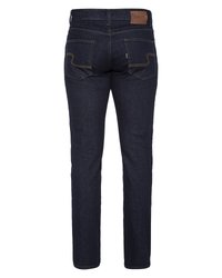 Jeans de denim azul oscuro con corte recto, que presentan dos bolsillos traseros y costuras en marrón claro. Etiqueta de la marca en la cintura.