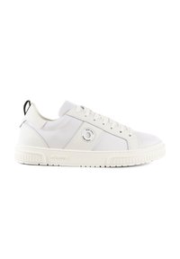 Baskets blanches avec tige en mesh et synthétique, détail du logo rond, lacets plats, col rembourré et semelle en caoutchouc texturé. Étiquette de traction noire au talon.