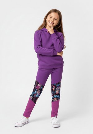 Fioletowa bluza z kapturem i dopasowane legginsy z wzorami sowy i kolorowymi detalami. Gładka tekstura i luźny krój.