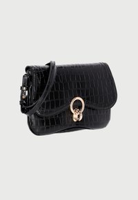 Borsa nera in finta pelle di coccodrillo con pattina curva, hardware dorato, dettaglio di chiusura circolare e tracolla regolabile.