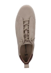 Beige Wildlederschuh mit runder Zehenform, Schnürung vorne und elastischen Akzenten. Mit Logo und einer Zuglasche an der Ferse, strukturiertem Sohlen.